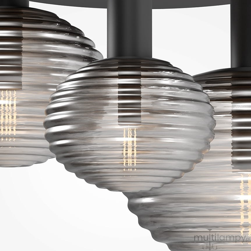 Czarna lampa sufitowa Reels z trzema kloszami E14, wykonana z przezroczystego szkła o falistej strukturze. Klosze wiszą symetrycznie, podkreślając nowoczesny design. Tło białe, co eksponuje detale lampy.