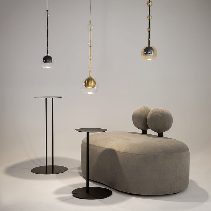 Lampa wisząca Ross 1xGU10 w kolorze czarnym z transparentnym kloszem, zawieszona w nowoczesnym wnętrzu. W tle widoczne dwa stoliki o minimalistycznym designie oraz zaokrąglona kanapa. Oświetlenie podkreśla elegancki styl aranżacji.