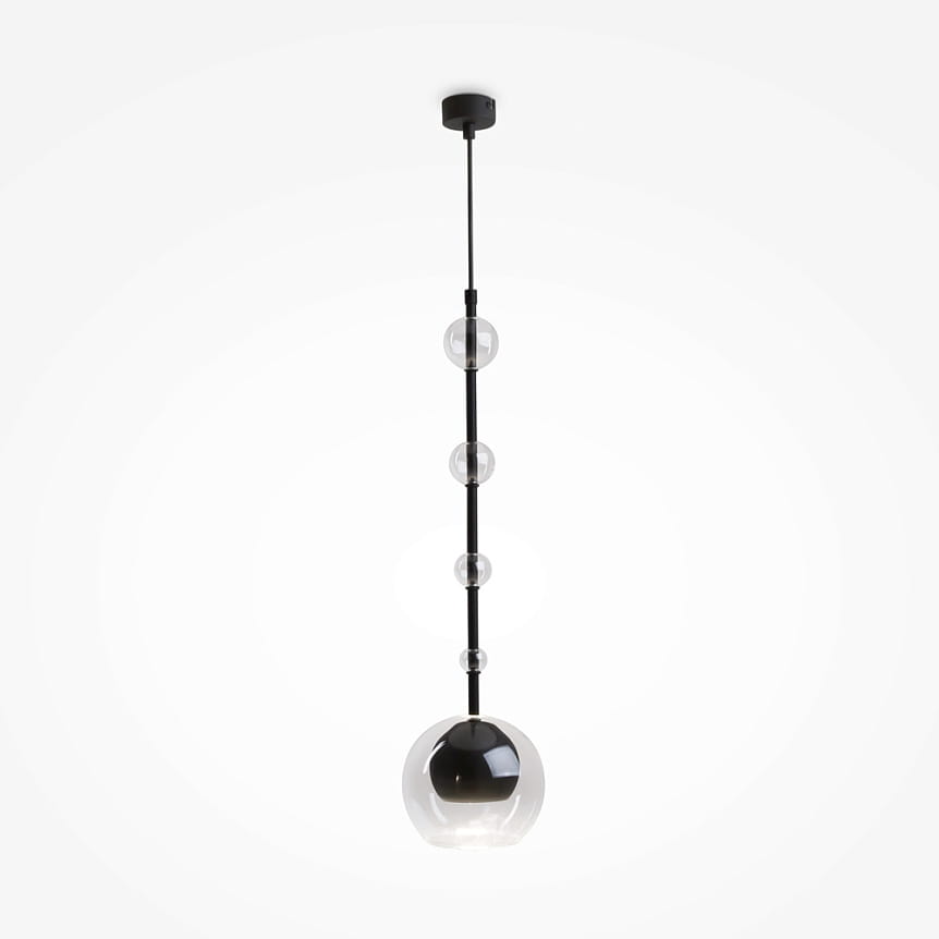 Lampa wisząca Ross z jednym źródłem światła GU10, czarna z transparentnym kloszem. Wysoka konstrukcja z metalowym przewodem, na którym umieszczono trzy przezroczyste elementy. Montaż sufitowy, minimalistyczny design na jasnym tle.