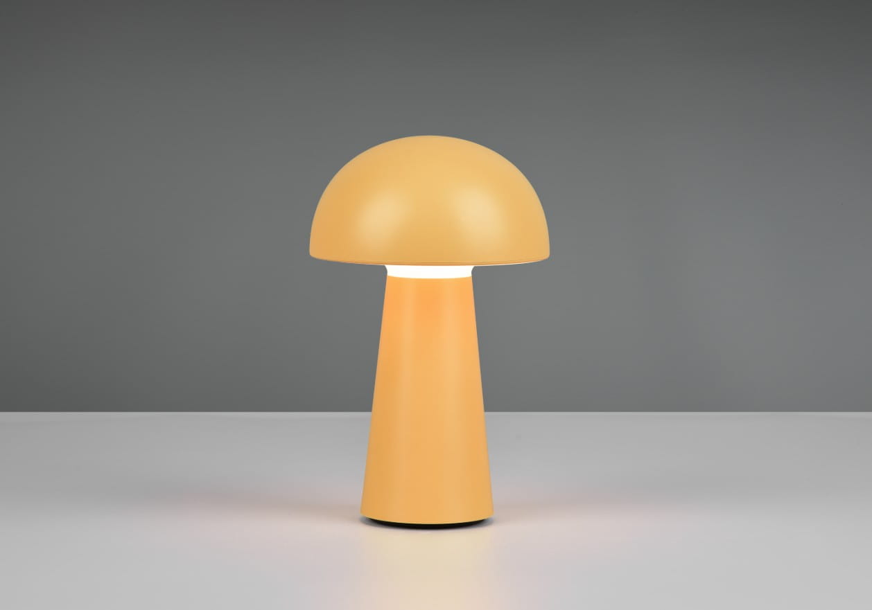 Pomarańczowa lampa stołowa LED Lennon o kształcie grzyba, z zaokrąglonym kloszem i stożkowym trzonem. Ujęcie frontalne, na białym tle. Lampa emituje delikatne światło, idealna do ogrodu lub na stół.
