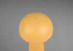 Pomarańczowa lampa stołowa Lennon LED o zaokrąglonym kloszu, wykonana z matowego materiału. Ujęcie frontalne, z widocznym przyciskiem włączającym na górze. Produkt stoi na stabilnej podstawie, idealny do ogrodów lub na tarasy.