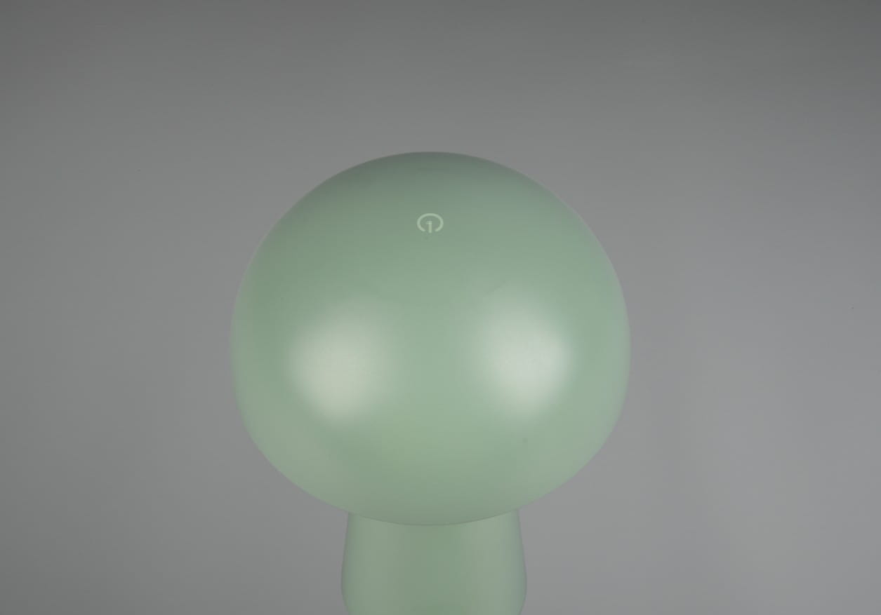 Pistacjowa lampa stołowa LED Lennon, kulisty klosz z matowego materiału, z widocznym symbolem włącznika u góry. Ujęcie frontalne, lampa stoi na płaskiej powierzchni, tło neutralne. Idealna do ogrodu lub na stół.