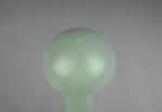 Pistacjowa lampa stołowa LED Lennon, kulisty klosz z matowego materiału, z widocznym symbolem włącznika u góry. Ujęcie frontalne, lampa stoi na płaskiej powierzchni, tło neutralne. Idealna do ogrodu lub na stół.