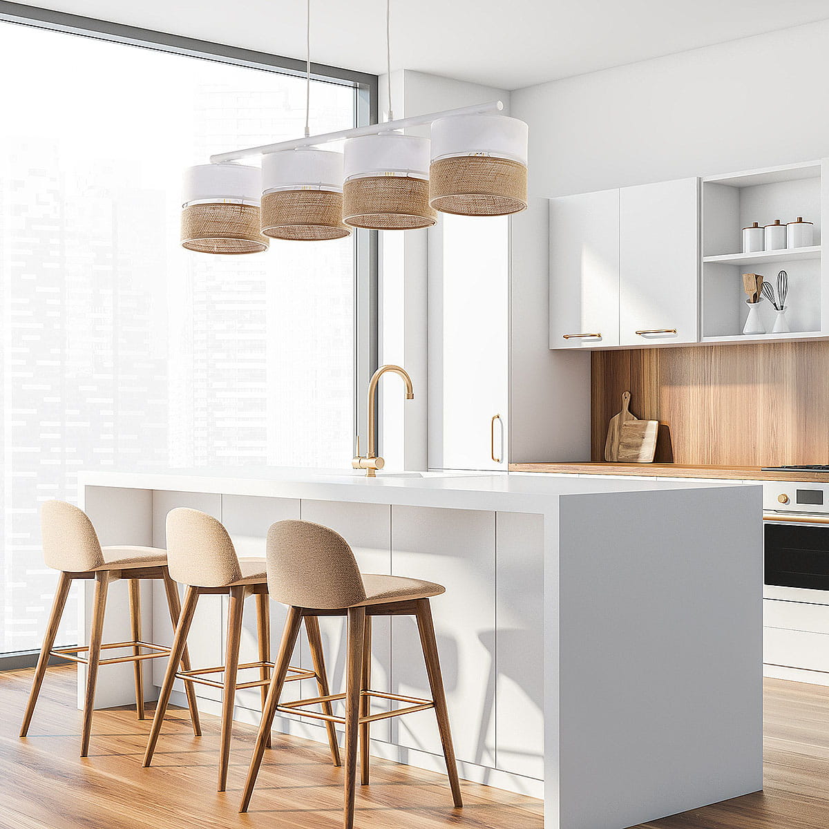 Lampa wisząca Linobianco 4-punktowa w białym kolorze z jutowymi kloszami, zawieszona nad białym blatem kuchennym. Klosze mają okrągły kształt i są zawieszone na prostokątnej ramie. W tle nowoczesna kuchnia z drewnianymi akcentami.