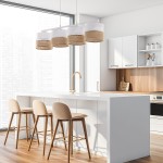 Lampa wisząca Linobianco 4-punktowa w białym kolorze z jutowymi kloszami, zawieszona nad białym blatem kuchennym. Klosze mają okrągły kształt i są zawieszone na prostokątnej ramie. W tle nowoczesna kuchnia z drewnianymi akcentami.