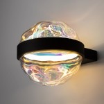 Kinkiet LED Misterio w kolorze czarnym, z przezroczystą, falistą kloszem, emitującym ciepłe światło (2700K). Zamontowany na ścianie, z metalową oprawą i widocznym źródłem światła. Idealny do nowoczesnych aranżacji wnętrz.