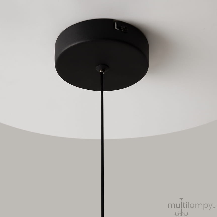 Czarna lampa wisząca LED Misterio o mocy 6W i temperaturze barwowej 2700K. Widok z dołu na okrągły element montażowy oraz zwisający kabel, tło w jasnym kolorze, podkreślające minimalistyczny design.