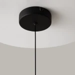 Czarna lampa wisząca LED Misterio o mocy 6W i temperaturze barwowej 2700K. Widok z dołu na okrągły element montażowy oraz zwisający kabel, tło w jasnym kolorze, podkreślające minimalistyczny design.