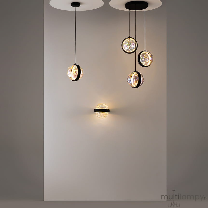 Lampa wisząca LED Misterio o mocy 6W i temperaturze barwowej 2700K, czarna, z pięcioma szklanymi kloszami w kształcie okręgów, zawieszona na cienkich linkach. Elementy świetlne emitują ciepłe światło, tworząc efektowną aranżację.