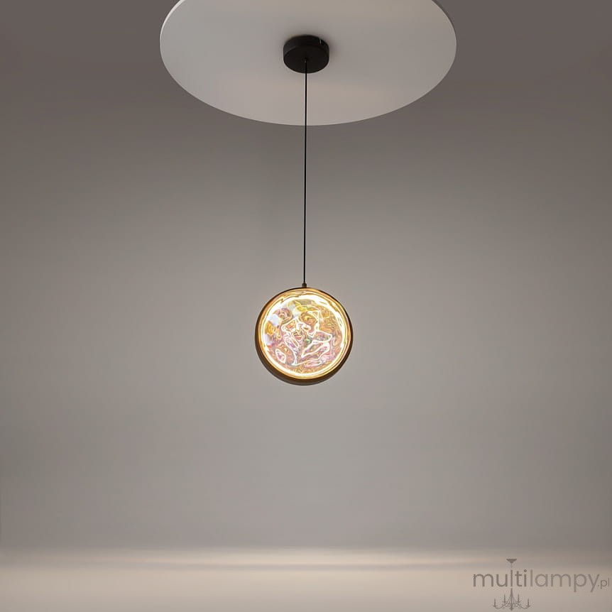 Lampa wisząca LED Misterio o mocy 6W i temperaturze barwowej 2700K w kolorze czarnym. Okrągły klosz z efektownym, wielokolorowym wzorem, zawieszony na cienkim przewodzie, montowany do sufitu. Tło proste, szare.