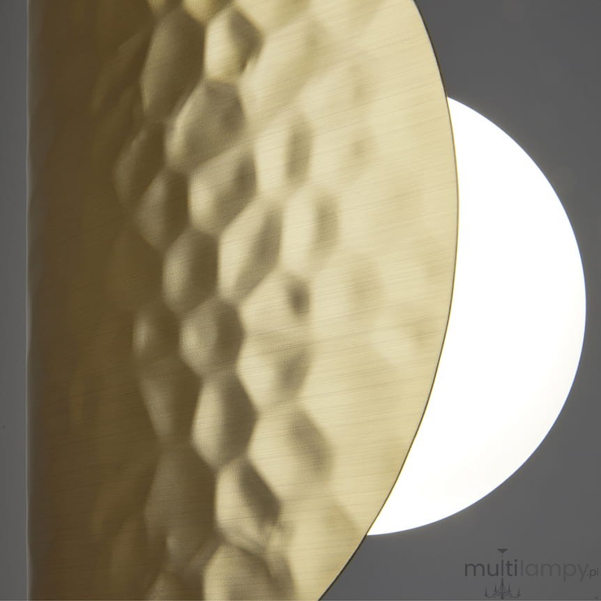 Lampa wisząca Tropic w kolorze mosiądzu, z sześcioma źródłami światła G9. Widoczna struktura z delikatnym, karbowanym wzorem oraz okrągła, biała osłona. Produkt w układzie frontalnym, na neutralnym tle.