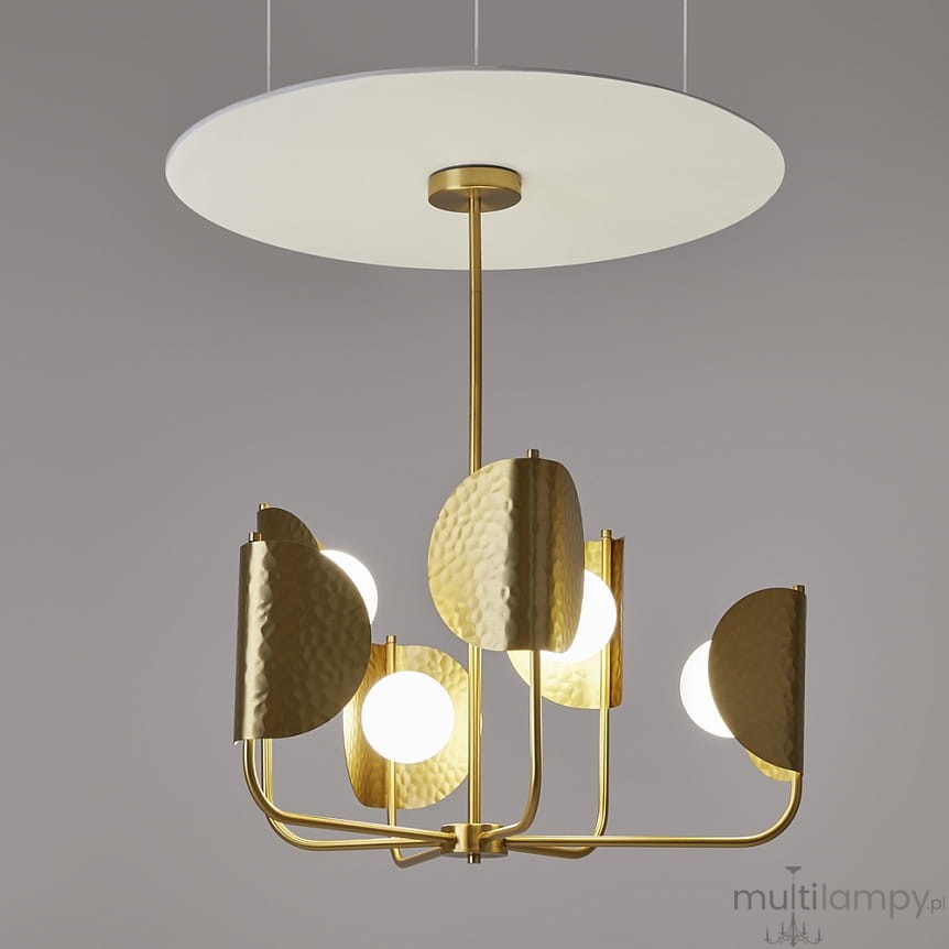 Lampa wisząca Tropic 6xG9 w kolorze mosiężnym. Produkt z sześcioma kulistymi źródłami światła, ozdobionymi falistymi metalowymi elementami. Montowana na okrągłym, białym stelażu, zawieszona na cienkich linkach.