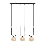 Lampa wisząca Goldi z trzema kulistymi kloszami w kolorze bursztynowym, zawieszona na czarnych przewodach. Metalowa, czarna oprawa z delikatnymi złotymi detalami. Produkt w pozycji wiszącej, na prostym tle.