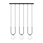 Lampa wisząca Enzo z trzema kulistymi kloszami w białym kolorze, zawieszona na czarnych kabelkach. Metalowa podsufitka w kolorze czarnym, z delikatnymi złotymi akcentami. Produkt w pozycji wiszącej, idealny do nowoczesnych wnętrz.
