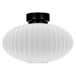 Lampa sufitowa Peso z oprawą w kolorze czarnym i białym, z okrągłym, prążkowanym kloszem z matowego szkła. Ujęcie z dołu, prezentujące kształt oraz szczegóły konstrukcji. Przeznaczona na jedną żarówkę E27.