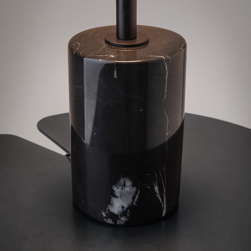 Czarna lampa stołowa LED Mystic o mocy 8W i temperaturze barwowej 3000K. Widoczny cylindryczny korpus z teksturą imitującą marmur, metalowa podstawa. Ujęcie z góry, na jednolitym tle. Idealna do nowoczesnych wnętrz.