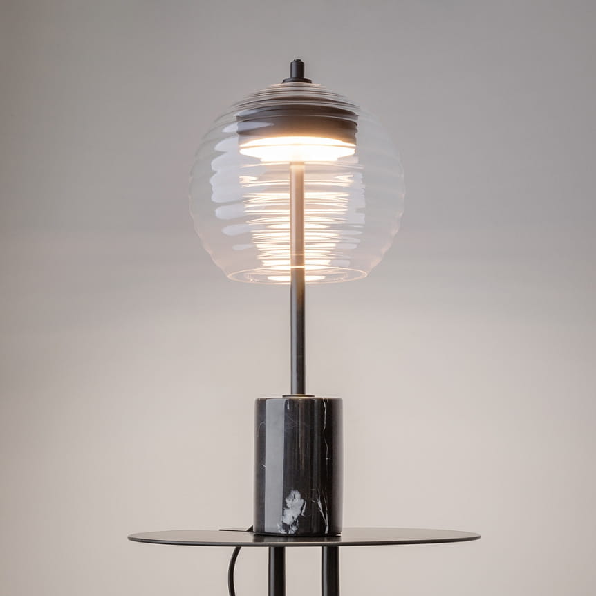 Lampa stołowa LED Mystic 8W w kolorze czarnym, z przezroczystym kloszem w kształcie kuli. Posiada metalowy stelaż z marmurową podstawą. Ujęcie frontalne, lampa w pozycji stojącej, oświetlająca przestrzeń ciepłym światłem (3000K).