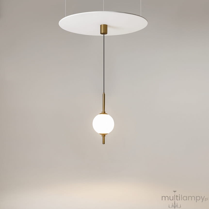 Lampa wisząca LED The Sixth Sense, mosiężna, z białym kloszem w kształcie kuli, zawieszona na cienkim czarnym przewodzie. Elementy metalowe w kolorze mosiądzu, okrągła, biała podsufitka. Temperatura barwowa 3000K, moc 7W.