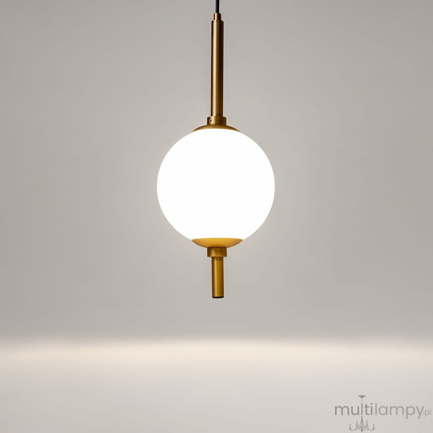 Lampa wisząca LED The Sixth Sense, 7W, 3000K w kolorze mosiądzu. Okrągła, mleczna kula umieszczona na mosiężnym uchwycie, zawieszona na cienkim przewodzie, w minimalistycznym stylu. Tło jasne, jednolite.