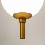 Lampa wisząca LED The Sixth Sense w kolorze mosiądzu, z okrągłym, białym kloszem. Ujęcie z dołu pokazujące detal mocowania i metalowy słupek. Wbudowana żarówka 7W, temperatura barwowa 3000K. Tło neutralne.