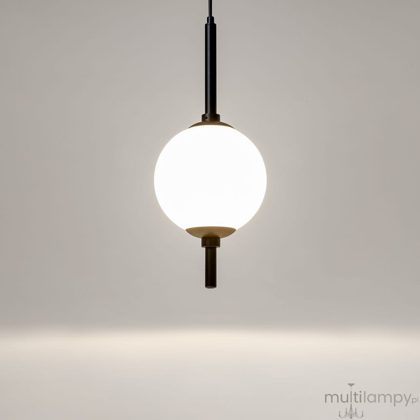 Lampa wisząca LED The Sixth Sense o mocy 7W, barwie światła 3000K, z czarnym metalowym uchwytem. Okrągła, mleczna kula z tworzywa sztucznego zawieszona na cienkim przewodzie, prezentująca minimalistyczny design na jasnym tle.