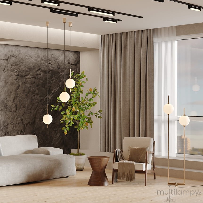 Lampa wisząca LED The Sixth Sense o mocy 7W, kolor czarny, zawieszona w nowoczesnym wnętrzu. Posiada trzy okrągłe, białe klosze, które emitują ciepłe światło (3000K). W tle widoczne są szare zasłony oraz roślina.