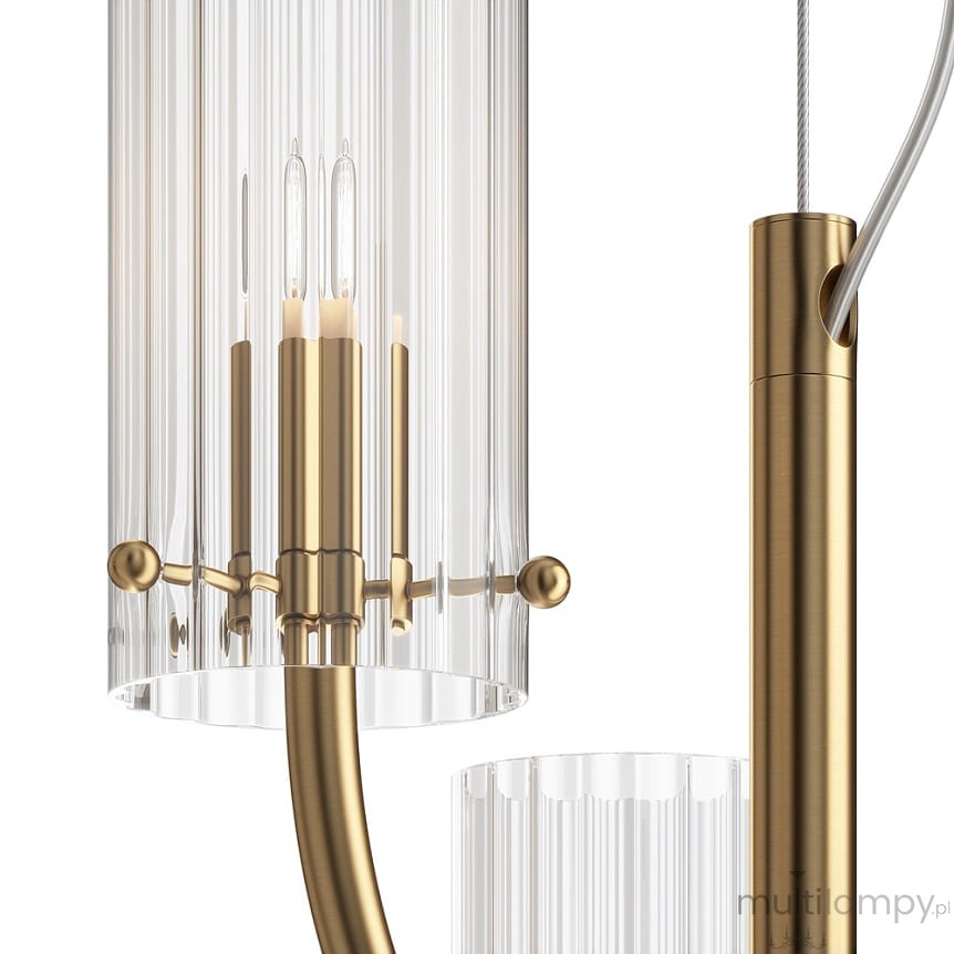 Lampa wisząca Arco w kolorze mosiądzu z trzema źródłami światła G9. Szklany klosz o pionowych żłobieniach, z metalowymi elementami i dekoracyjnym mocowaniem. Widok z boku, zbliżenie na detale konstrukcji.