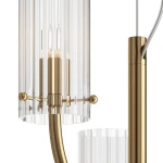 Lampa wisząca Arco w kolorze mosiądzu z trzema źródłami światła G9. Szklany klosz o pionowych żłobieniach, z metalowymi elementami i dekoracyjnym mocowaniem. Widok z boku, zbliżenie na detale konstrukcji.