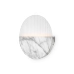 Kinkiet Jupiter D30 LED w kolorze marmuru, o zaokrąglonym kształcie. Górna część z białego szkła z pionowymi żłobieniami, dolna z gładkiego marmuru. Produkt zamontowany na ścianie, emitujący ciepłe światło 3000K.