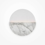 Lampa ścienna Jupiter D30 LED o mocy 6W, barwie 3000K, z marmurową podstawą w kształcie półokręgu i górnym, pionowym elementem z przezroczystego materiału. Montowana na ścianie, na białym tle.