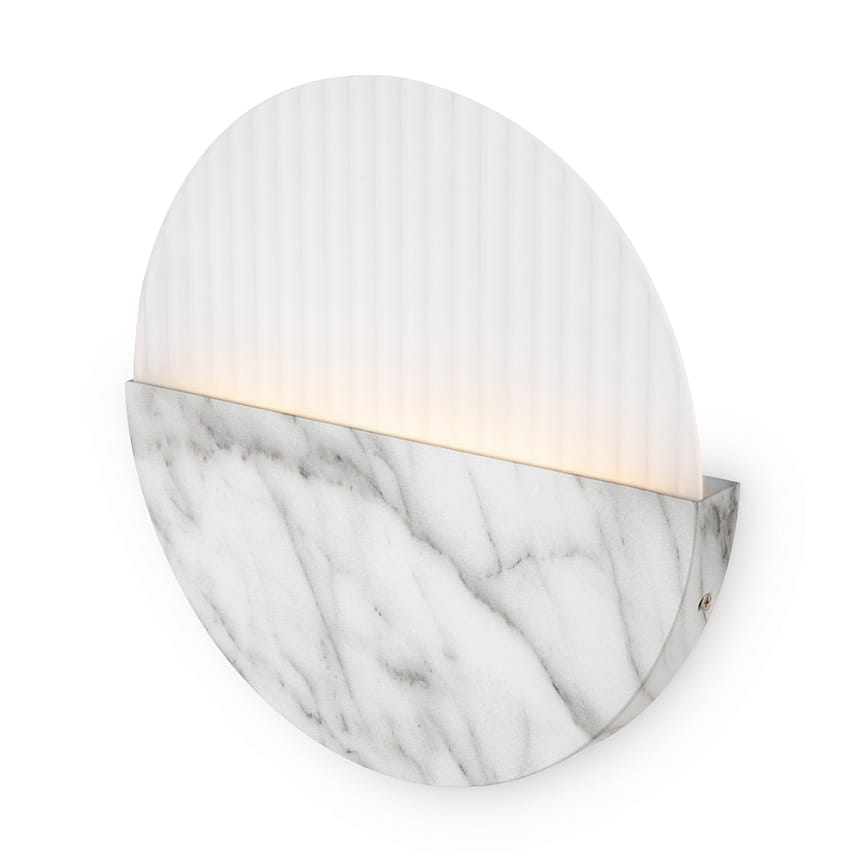 Lampa ścienna Jupiter D30 LED z marmurową podstawą w kształcie półokręgu. Górna część z białego, żebrowanego szkła, emitująca ciepłe światło (3000K). Ułożona poziomo, idealna do nowoczesnych wnętrz.