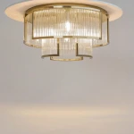 Lampa sufitowa Frame 6xE14 w kolorze złotym, z metalową konstrukcją i przezroczystym kloszem z pionowymi żłobieniami. Ujęcie z dołu, ukazujące detale lampy na jasnym tle. Elegancki design, idealna do nowoczesnych wnętrz.