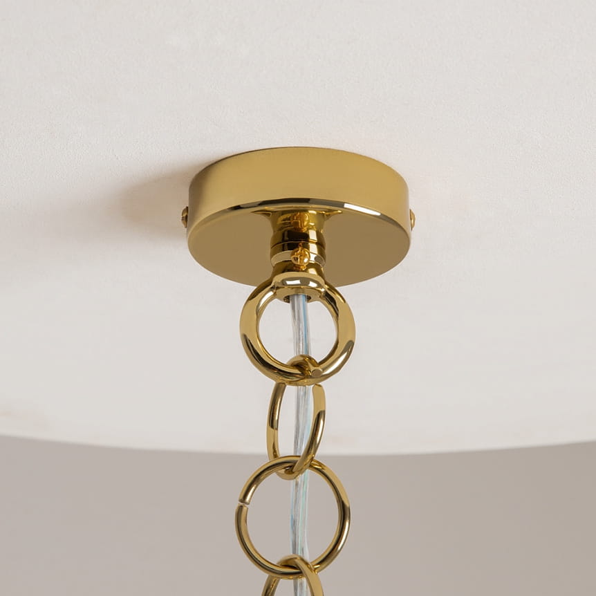 Lampa wisząca Frame MOD174PL-06G z sześcioma miejscami na żarówki E14. Złota, metalowa podsufitka z dekoracyjnymi okrągłymi zawieszkami. Widok z dołu, ukazujący detale mocowania i łańcuchów.