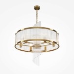 Lampa wisząca Frame z metalową, złotą oprawą i szklanymi, pionowymi prętami. Posiada sześć gniazd E14. Ujęcie frontalne, zawieszona na łańcuszku, z eleganckim wzorem. Tło białe, co podkreśla detale designu.