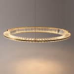Lampa wisząca LED Krone o mocy 45W i temperaturze barwowej 3000K, w mosiężnej ramie, z okrągłym kształtem i kryształowymi detalami, zawieszona na cienkich linkach, na jednolitym tle.