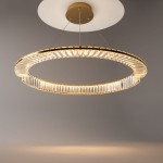 Lampa wisząca LED Krone o mocy 45W, barwa światła 3000K, w kolorze mosiądzu. Okrągła konstrukcja z przezroczystymi akcentami, zawieszona na cienkich linkach. Ujęcie z dołu, ukazujące detale i elegancki design.