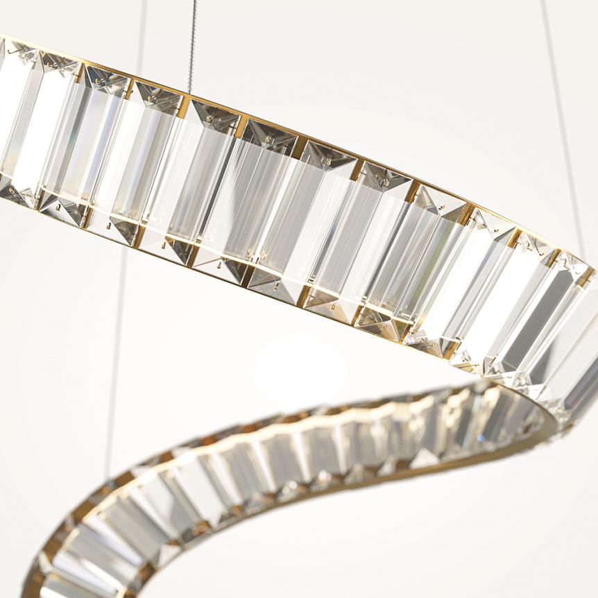 Lampa wisząca Krone LED o mocy 48W i barwie 3000K, w kolorze mosiądzu. Przezroczysty, teksturowany klosz z kryształowymi elementami, zawieszona na cienkich linkach. Ujęcie z bliska na detal konstrukcji, z widocznymi refleksami światła.
