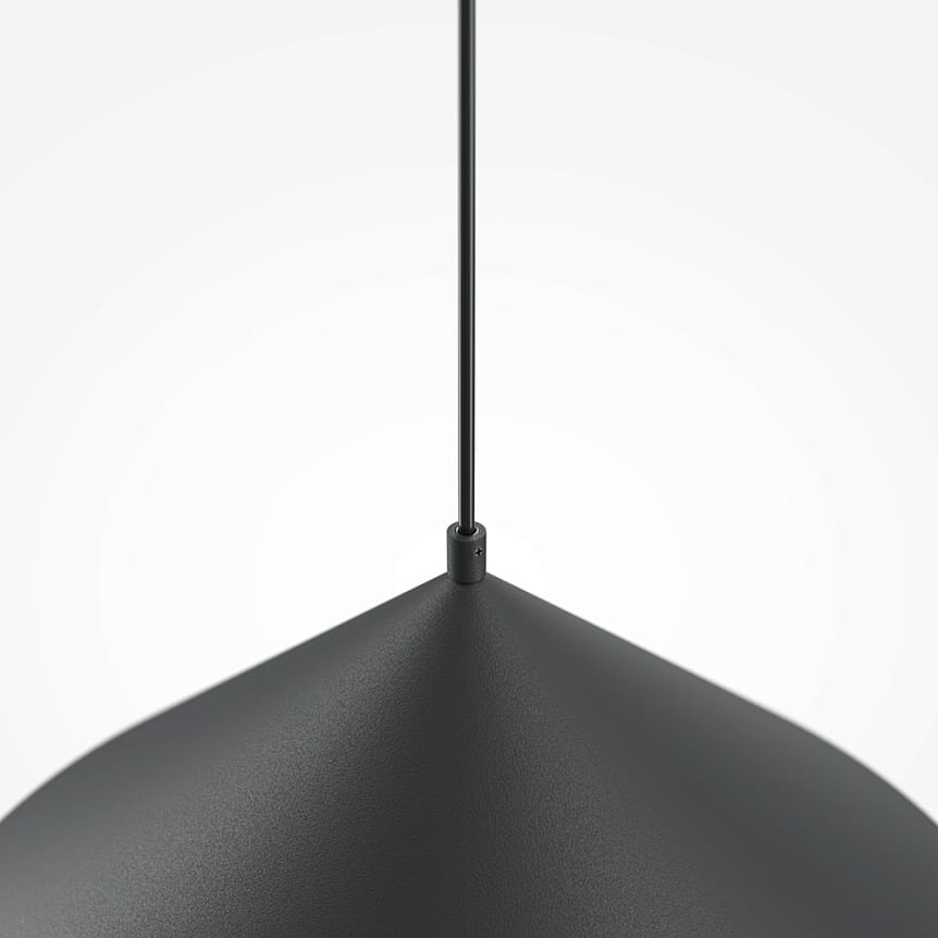 Czarna lampa wisząca Basic Color z jednym gniazdem E27, o matowej powierzchni. Kształt stożkowy z cienkim przewodem mocującym. Widok z góry, ukazujący detal konstrukcji i teksturę materiału.