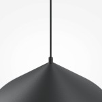 Czarna lampa wisząca Basic Color z jednym gniazdem E27, o matowej powierzchni. Kształt stożkowy z cienkim przewodem mocującym. Widok z góry, ukazujący detal konstrukcji i teksturę materiału.
