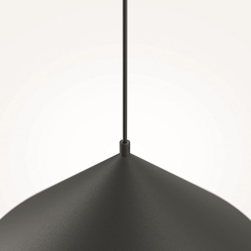 Czarna lampa wisząca Basic Color z pojedynczym gniazdem E27, o nowoczesnym, stożkowym kształcie i matowej fakturze. Ujęcie z góry, pokazujące mocowanie i przewód. Idealna do minimalistycznych wnętrz.