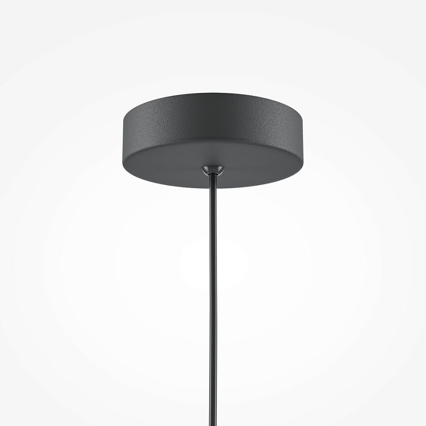 Czarna lampa wisząca Basic Color z oprawą na żarówkę E27. Ujęcie z dołu, ukazujące okrągły sufitowy element montażowy oraz cienki przewód. Prosta, minimalistyczna konstrukcja na jednolitym jasnym tle.