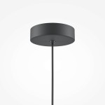 Czarna lampa wisząca Basic Color z oprawą na żarówkę E27. Ujęcie z dołu, ukazujące okrągły sufitowy element montażowy oraz cienki przewód. Prosta, minimalistyczna konstrukcja na jednolitym jasnym tle.
