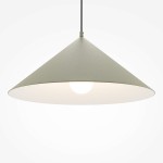 Lampa wisząca Basic Color w kolorze szarym, z metalowym kloszem w kształcie stożka. Ujęcie z dołu, z widoczną żarówką E27. Prosty design, zawieszona na czarnym przewodzie, z białym tłem, które podkreśla jej minimalistyczny styl.
