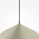 Lampa wisząca Basic Color w kolorze szarym z oprawą na żarówkę E27. Kształt stożkowaty, widoczny detal zawieszenia z czarnym przewodem. Produkt zawieszony, na jednolitym tle.