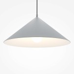 Lampa wisząca Basic Color w kolorze szarym, z metalowym kloszem w kształcie stożka, zawieszona na cienkim przewodzie. Widoczna żarówka E27 w centralnej części klosza, na jednolitym białym tle.