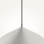 Lampa wisząca Basic Color w kolorze szarym z kloszem w kształcie stożka, zawieszona na cienkim, metalowym przewodzie. Widoczny detal mocowania. Produkt na jednolitym tle.