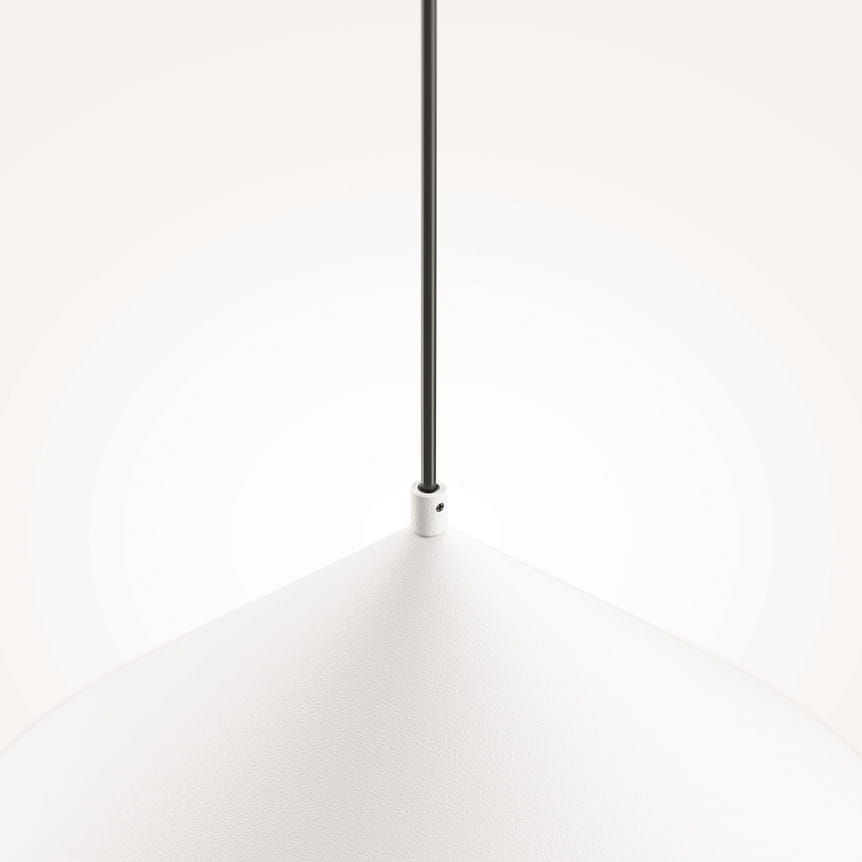 Lampa wisząca Basic Color w kolorze białym, z kloszem o kształcie stożka, zawieszona na cienkim czarnym przewodzie. Widoczny detal mocowania u góry klosza. Tło jasne, minimalistyczne.