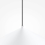 Lampa wisząca Basic Color 1xE27 w kolorze białym, z matowym abażurem o kształcie stożkowym. Produkt zawieszony na cienkim, czarnym przewodzie. Widoczny górny element mocujący w kolorze białym.