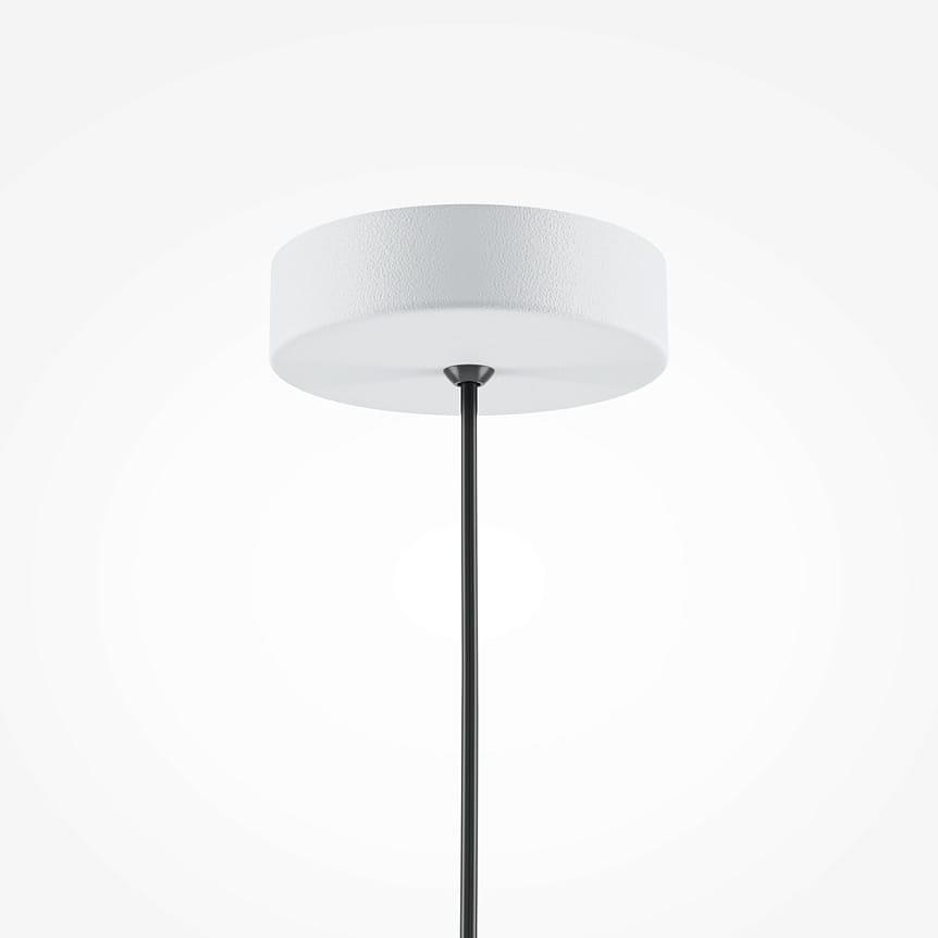 Lampa wisząca Basic Color 1xE27 w kolorze białym, okrągła, z teksturowaną powierzchnią, zawieszona na czarnym przewodzie. Widok z dołu, na jednolitym, jasnym tle.