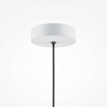 Lampa wisząca Basic Color 1xE27 w kolorze białym, okrągła, z teksturowaną powierzchnią, zawieszona na czarnym przewodzie. Widok z dołu, na jednolitym, jasnym tle.
